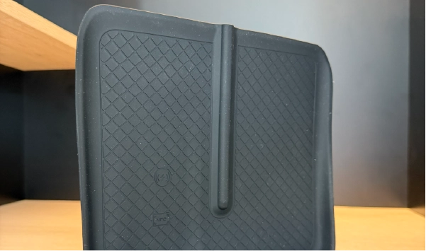 almohadilla silicona para carga inalámbrica negra