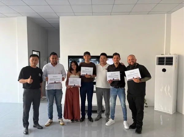 Técnicos de GAC Colombia capacitándose en diagnóstico y reparación de baterías de alto voltaje para vehículos eléctricos en China