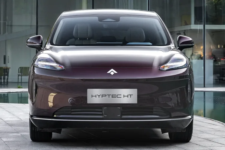 Vista frontal del GAC HYPTEC HT, SUV eléctrica premium en Colombia