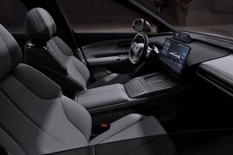 Interior del GAC HYPTEC HT con pantalla central y asientos premium