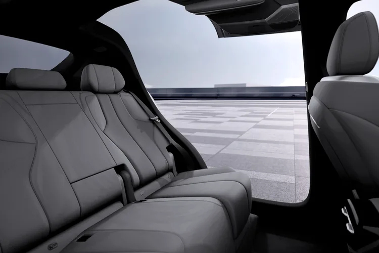 Interior del HYPTEC HT con asientos de lujo e iluminación ambiental