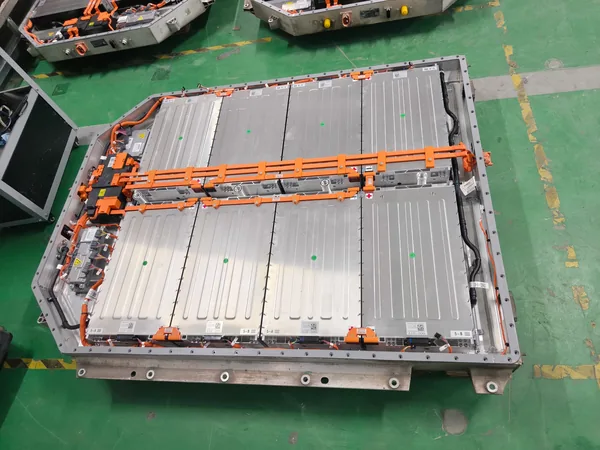 Especialista de GAC Colombia realizando reparación modular de un módulo de batería de alto voltaje