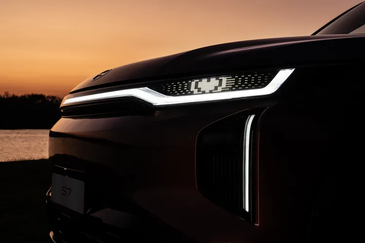 Luces DRL del GAC S7, SUV eléctrica tecnológica, con la ciudad de fondo