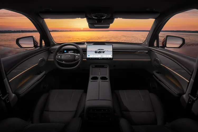 Interior del GAC S7 con pantallas inteligentes integradas y conectividad avanzada