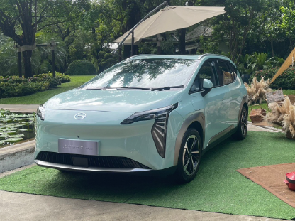 Carro eléctrico GAC circulando por Bogotá en día de pico y placa