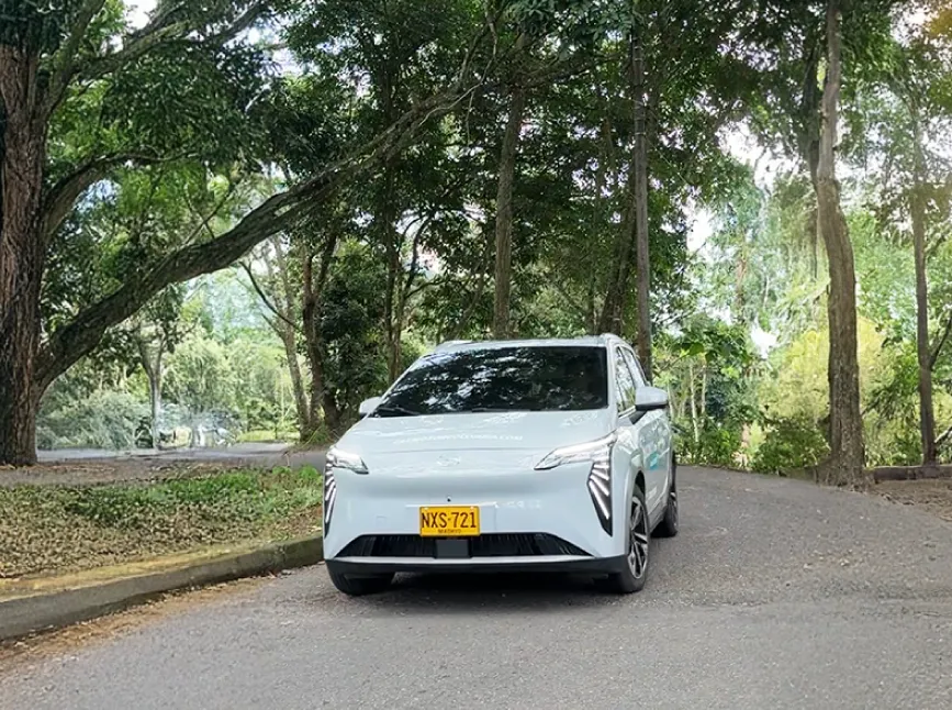 SUV eléctrico GAC AION Y color gris rodando por la vía al Llano hacia Villavicencio.