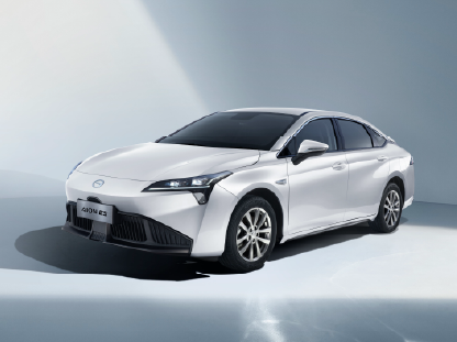 AION ES sedán eléctrico GAC MOTOR color blanco en carretera colombiana