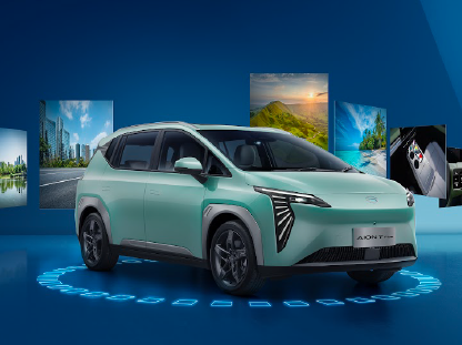 Persona probando un carro eléctrico GAC MOTOR en un concesionario en Colombia