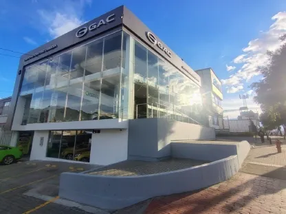 Vitrina oficial de GAC Colombia con modelos eléctricos AION y HYPTEC HT en exposición.