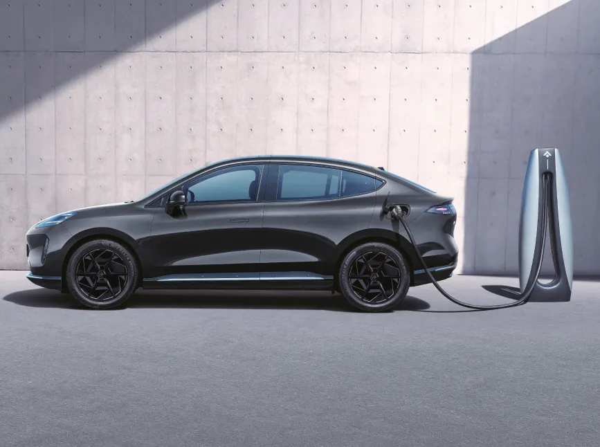 Comparativa visual de costos de carga de un GAC Emkoo HEV/AION Y vs. gasto de combustible en estaciones de servicio.