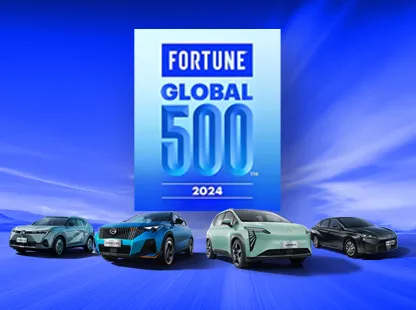 Edificio del Grupo GAC con gráficos de crecimiento económico y logros en el ranking Fortune Global 500