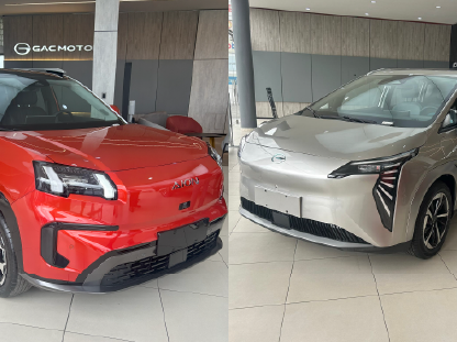 Un operario técnico especializado de GAC revisando un carro eléctrico AION, con un cartel visible de 