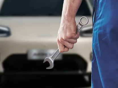 Técnico autorizado de GAC Motor Colombia realizando mantenimiento preventivo a un carro eléctrico en Colombia