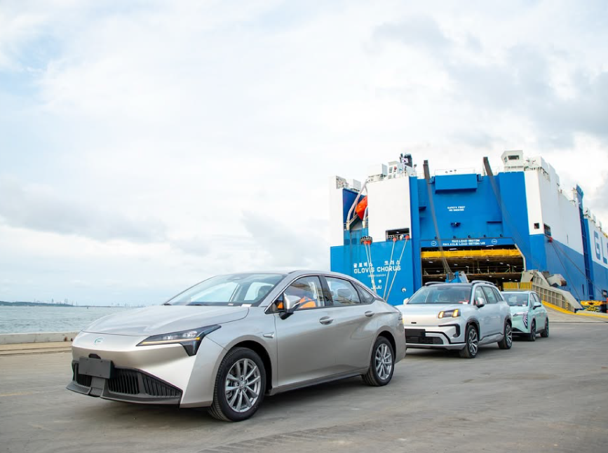 Vehículos GAC, incluyendo modelos eléctricos, descargando en el Puerto Bahía en Cartagena, Colombia.