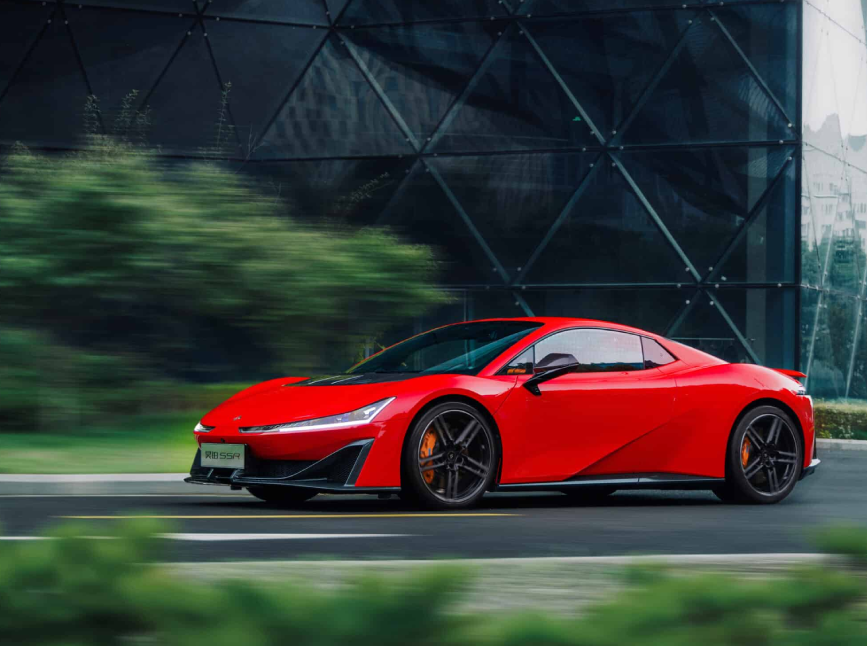 Fotografía del superdeportivo eléctrico GAC Hyptec SSR realizando el derrape a alta velocidad.