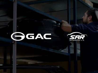 Fotografía de un técnico especializado de SAR Automotriz instalando un repuesto original en un vehículo GAC MOTOR en un taller autorizado en Colombia.