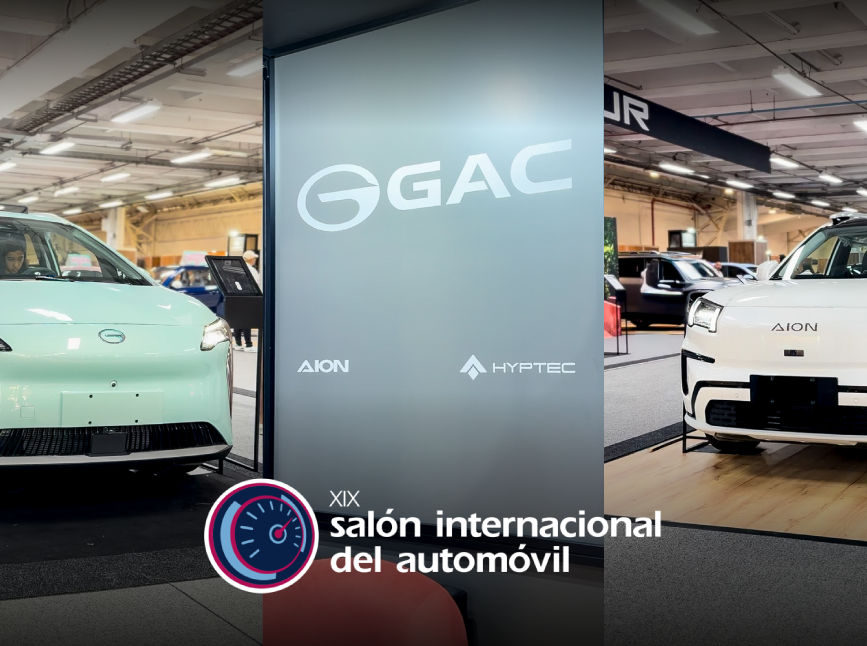 Stand de GAC lleno de visitantes con varios modelos de vehículos en exhibición durante el Salón del Automóvil 2025, destacando el AION UT.