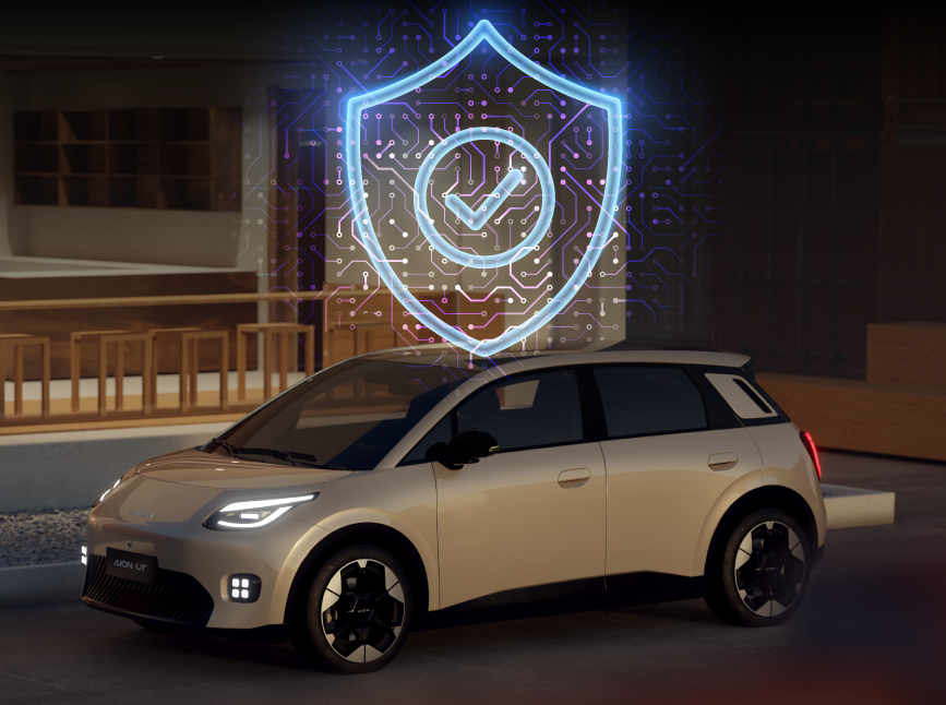 Hombre sonriendo junto a su carro eléctrico GAC, mostrando tranquilidad con el seguro todo riesgo y el respaldo de talleres autorizados.