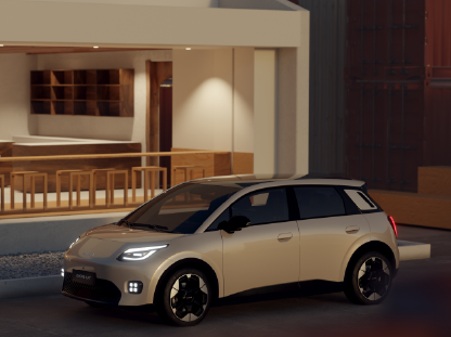 GAC AION UT de perfil, color blanco, estacionado en un paisaje urbano moderno. La imagen destaca el diseño hatchback compacto y sus líneas futuristas.
