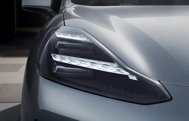 El HYPTEC HT combina líneas aerodinámicas con un estilo vanguardista, creando una presencia imponente y sofisticada.