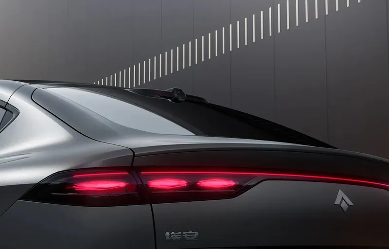 El HYPTEC HT no solo ilumina el camino, sino que también realza su ambiente tecnológico único.