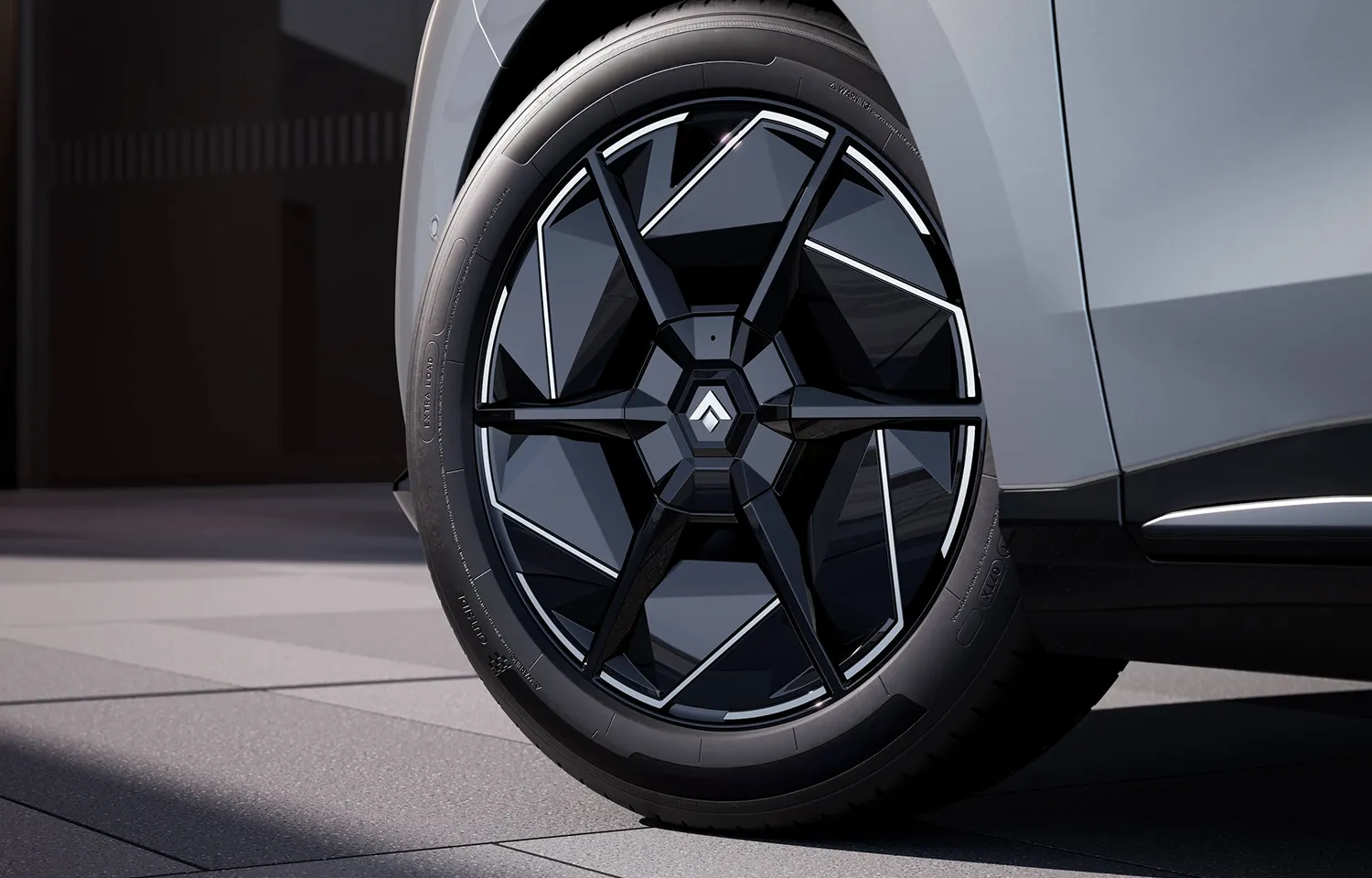 Con sus distintivas llantas deportivas y detalles vanguardistas, el HYPTEC HT eleva el estándar de estilo y presencia en cada viaje.